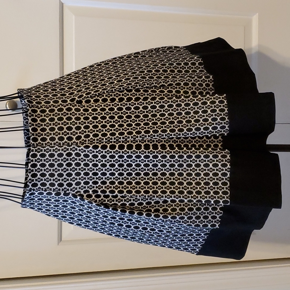 Forever 21 Classy Black and White Pleated Skirt Size XS